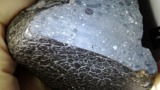 Επιστήμονες ανέλυσαν έναν μαύρο βράχο από τον Άρη και βρήκαν κάτι που τους εξέπληξε