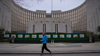 Bloomberg: Η Κίνα «ξεφορτώνεται» αμερικάνικα ομόλογα - Τι σημαίνει για την οικονομία των ΗΠΑ