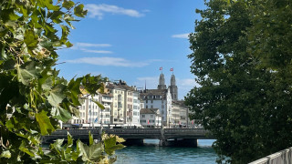 Στα χρώματα της Ελλάδας ο πίδακας της Γενεύης