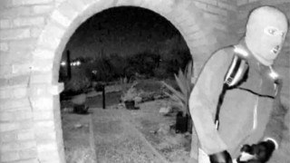 ΗΠΑ: Δημοσιοποιήθηκαν πλάνα ένοπλου μασκοφόρου, υπόπτου απαγωγής 84χρονης