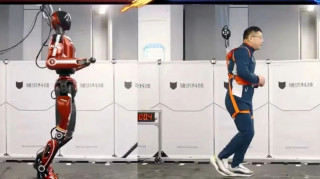 Το κινέζικο ανθρωποειδές Bolt είναι μακράν το πιο γρήγορο ρομπότ στον κόσμο