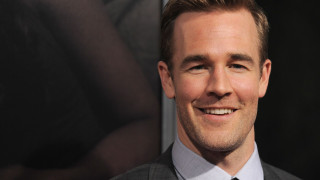 Η τελευταία ανάρτηση του Τζέιμς Βαν Ντερ Μπικ - Φόρο τιμής από Κέιτι Χολμς και Σάρα Μισέλ Γκέλαρ