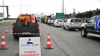 Καρέ - καρέ η κάθοδος των τρακτέρ στην Αθήνα: Η «στάση» για απολύμανση και η πορεία προς το Σύνταγμα