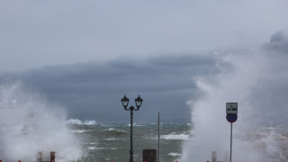 Θυελλώδεις άνεμοι στη Μήλο: Δεν μπόρεσαν να «δέσουν» δύο πλοία