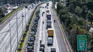 Πλησιάζουν στην Αθήνα τα τρακτέρ των αγροτών - Το κονβόι κινείται με συνοδεία αστυνομικών
