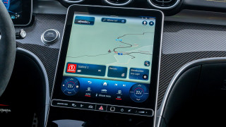 Οι οθόνες αφής δεν έχουν θέση στα αυτοκίνητα!