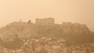 Δυστοπικές εικόνες στην Αθήνα λόγω αφρικανικής σκόνης - Αποπνικτική η ατμόσφαιρα