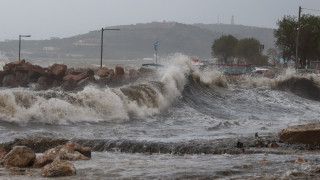 Κακοκαιρία: Πλημμυρισμένοι δρόμοι, η θάλασσα βγήκε στην στεριά - Νέο κύμα από αύριο