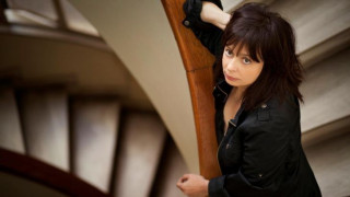 Δαμάζοντας το κτήνος: Μια προφητική σάτιρα για την Ελλάδα της εξουσίας και του θεάματος