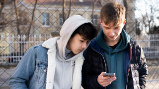 Απαγόρευση χρήσης των social media σε ανηλίκους κάτω των 16 ετών εξετάζει η Βρετανία