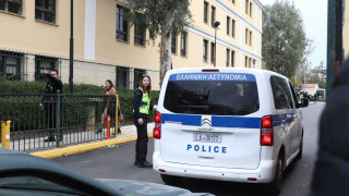 Ποινική δίωξη για δύο πλημμελήματα στην οδηγό που παρέσυρε οχήματα στο Κολωνάκι