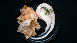 Καθαρά Δευτέρα: Οκτώ ταραμοσαλάτες που ξεχωρίσαμε πρωταγωνιστούν στο σαρακοστιανό τραπέζι