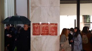 «Χωρίς εμάς θέατρο δεν γίνεται»: Απεργιακή κινητοποίηση των ηθοποιών υπό βροχή