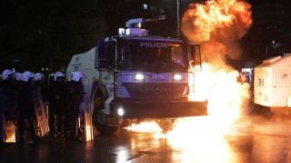 Αλβανία: Συγκρούσεις διαδηλωτών με την αστυνομία έξω από το κυβερνητικό κτήριο στα Τίρανα