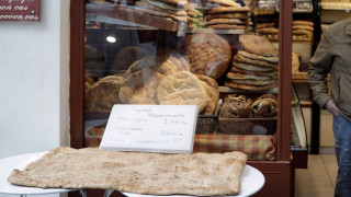 Ζεσταίνονται οι φούρνοι για τη Σαρακοστή: Η Ηλιούπολη ψήνει λαγάνα... οκτώ μέτρων και120 κιλών