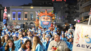 Πάτρα: Πάνω από 50.000 καρναβαλιστές πλημμύρισαν τους δρόμους