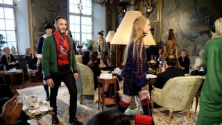 Έργα τέχνης, κοσμήματα και ρούχα από τη συλλογή του Καρλ Λάγκερφελντ πωλούνται σε δημοπρασία