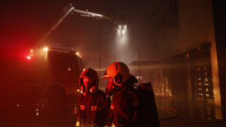 Υπό μερικό έλεγχο η πυρκαγιά σε χώρο επιχείρησης με αθλητικά είδη στα Σπάτα