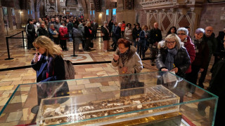 Σε δημόσιο προσκύνημα για πρώτη φορά το σκήνωμα του Αγίου Φραγκίσκου της Ασίζης