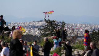 Καθαρά Δευτέρα: «Πλημμύρισε» από κόσμο ο Λόφος του Φιλοπάππου για το πέταγμα του χαρταετού