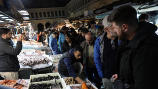 Στη Βαρβάκειο για τα ψώνια της τελευταίας στιγμής οι Αθηναίοι: Πόσο θα πληρώσουν για θαλασσινά