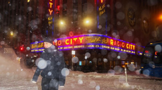 Η Νέα Υόρκη αντιμέτωπη με την ισχυρότερη χιονοθύελλα της 10ετίας: Ακυρώσεις πτήσεων, κλειστά σχολεία