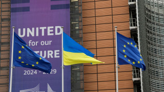Τέσσερα χρόνια πολέμου: Η ουκρανική σημαία υψώθηκε δίπλα στην ευρωπαϊκή στις Βρυξέλλες