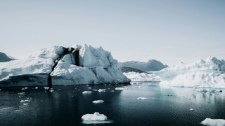 Βουνό κατέρρευσε «κρυφά» στη Γροιλανδία: Γιατί η Γη ηχούσε σαν «καμπάνα» για 9 συνεχόμενες ημέρες