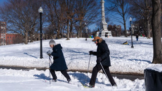 Πρωταφανής χιονοκαταιγίδα στις ΗΠΑ: Στο ένα μέτρο το χιόνι, πάνω από 300.000 σπίτια χωρίς ρεύμα