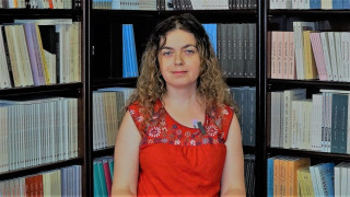 Άγνωστες λέξεις, γνώριμες αγωνίες: Μια νουβέλα για τη γλώσσα, τη μνήμη και την κατάρρευση