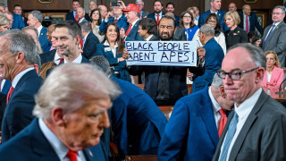 «Οι μαύροι δεν είναι πίθηκοι»: Δημοκρατικός βουλευτής σήκωσε πλακάτ την ώρα που μιλούσε ο Τραμπ