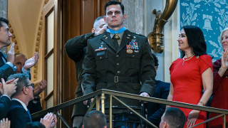 Ο Τραμπ απένειμε Μετάλλιο Τιμής στον πιλότο που τραυματίστηκε στην επιχείρηση για τη σύλληψη Μαδούρο