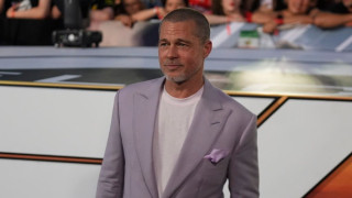 Στο λιμάνι της Ύδρας σήμερα ο Μπραντ Πιτ: Τα εντυπωσιακά σκηνικά εποχής και το «ιστορικό» δελφίνι