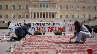 Στη Βουλή το φοιτητικό συλλαλητήριο για τα Τέμπη: Γράφουν με κόκκινη μπογιά τα ονόματα των θυμάτων