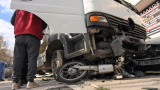 Τρελή πορεία φορτηγού στη Λεωφόρο Θηβών: Τρεις τραυματίες - Παρέσυρε αυτοκίνητα και μοτοσικλέτες