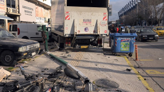 Βίντεο ντοκουμέντο από το τροχαίο στη Θηβών: Καρέ - καρέ η στιγμή που το φορτηγό πέφτει στα οχήματα