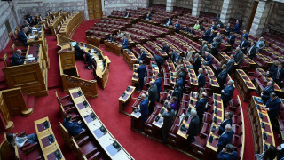 Τέμπη: Ενός λεπτού σιγή στη Βουλή στη μνήμη των 57 θυμάτων της τραγωδίας