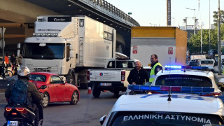 Τροχαίο στη Θηβών: Φορτηγό προσέκρουσε σε σταθμευμένα οχήματα - Τρεις τραυματίες