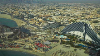 Πυρκαγιά σε πολυτελές ξενοδοχείο στο Ντουμπάι μετά από πυραυλική επίθεση