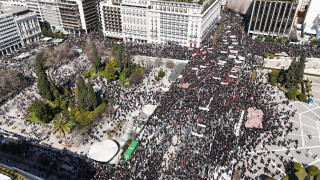Τρία χρόνια από τα Τέμπη: Γέμισε με κόσμο η πλατεία Συντάγματος – Σε εξέλιξη η διαδήλωση