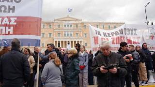 Δύο συλλήψεις και 67 προσαγωγές στην συγκέντρωση του Συντάγματος για τα Τέμπη