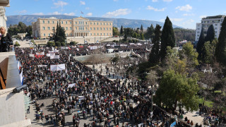 Τρία χρόνια από τα Τέμπη: 40.000 άνθρωποι στην πλατεία Συντάγματος – Ολοκληρώθηκαν οι ομιλίες