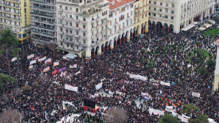 Μεγαλειώδης συγκέντρωση και πορεία στη Θεσσαλονίκη για τα τρία χρόνια από την τραγωδία στα Τέμπη