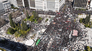 Τρία χρόνια από τα Τέμπη: 40.000 άνθρωποι στην πλατεία Συντάγματος – Σε εξέλιξη η διαδήλωση