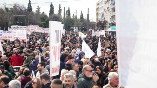 3 χρόνια από τα Τέμπη: Ξεκίνησε η διαδήλωση στην Αθήνα – Άνθρωποι όλων των ηλικιών στο Σύνταγμα