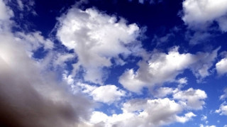 Καιρός: Αίθριος με συννεφιά -  Πέφτει λίγο η θερμοκρασία που θα φτάσει στους 20 βαθμούς Κελσίου