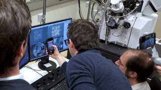 Επιστήμονες δημιούργησαν τον μικρότερο QR κώδικα του κόσμου, που δεν είναι ορατός με γυμνό μάτι