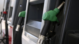 Ουρές σε βενζινάδικα και διυλιστήρια υπό τον φόβο νέων αυξήσεων στα καύσιμα λόγω Μέσης Ανατολής