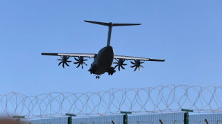 Ο Κυριάκος Μητσοτάκης προσγειώθηκε στην Κύπρο - Σε λίγο η τριμερής με Χριστοδουλίδη και Μακρόν