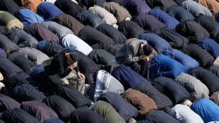 Η πρώτη προσευχή της Παρασκευής μετά τον θάνατο τού Χαμενεΐ - Χιλιάδες Ιρανοί στους δρόμους